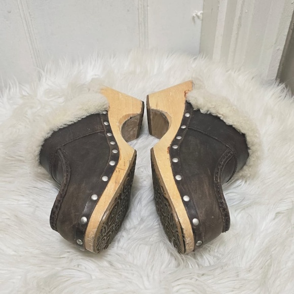 UGG Brown Leather Clogs.🌴 - Picture 4 of 8